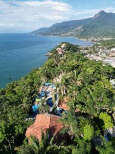 伊利亚贝拉Azur Guesthouse的享有海滨山丘上度假胜地的空中景致