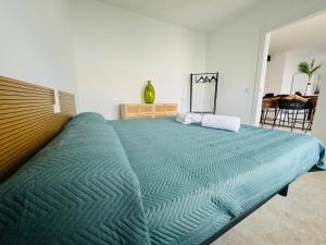 拉斯内格拉斯Villa Don Paco的卧室内的一张带绿色棉被的大床