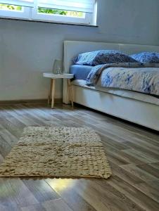 奥西耶克Oaza mira的卧室配有一张床,地板上铺有地毯