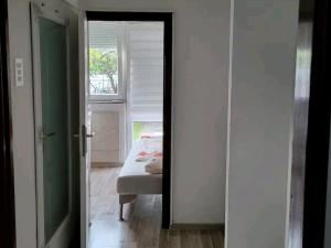 奥西耶克Oaza mira的一间卧室设有一张床、一个窗口和一面镜子