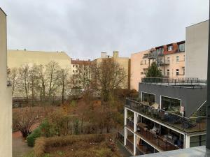 柏林Just Berlin - Wohnung für bis zu 12 Personen的城市中带阳台的公寓楼