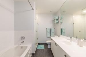 米西索加Spacious 3 Beds with Free Parking in Central Toronto的白色的浴室设有2个盥洗盆和1个卫生间。