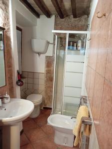 福利尼奥Camera Vacanze Lusitana C的带淋浴、卫生间和盥洗盆的浴室