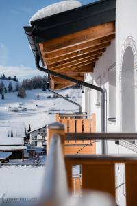瑙德斯Palazi Apartments & Spa的从教堂的阳台上欣赏雪景