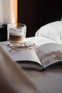瑙德斯Palazi Apartments & Spa的书上放着一双眼镜