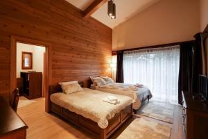班斯科Villa Katerina Deluxe - Pirin Golf and Country Club的一间卧室设有两张床和窗户。