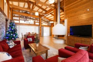 班斯科Villa Katerina Deluxe - Pirin Golf and Country Club的客厅配有圣诞树和电视