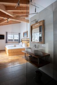 瑙德斯Palazi Apartments & Spa的一间带水槽的浴室和一张位于客房内的床