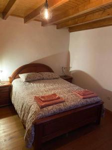凡道Casa da Cantarinha的一间卧室配有一张床,上面有两条毛巾