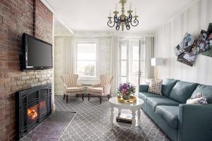 北哈特利Manoir Hovey, Relais & Châteaux的带沙发和壁炉的客厅