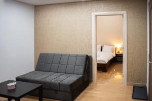 沙巴茨La Mirage的客厅配有沙发和1张床