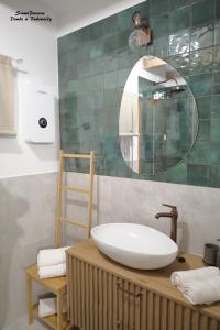 比亚沃维耶扎SzumiPuszcza - domki, sauna, jacuzzi的一间带水槽和镜子的浴室