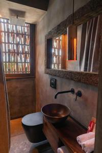 奥尔沃克斯岛Nomade Holbox的一间带木制水槽和镜子的浴室