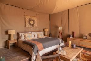 奥尔沃克斯岛Nomade Holbox的帐篷内一间卧室,配有一张床