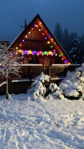 拉伊恰Wichrowe Wzgórze 4的雪覆盖着雪,上面有圣诞灯