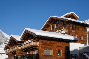 伊施格尔Luf Lodges的屋顶上积雪的木屋