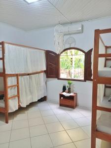 里约布兰科Aquiri Hostel的客房设有两张双层床和一扇窗户。