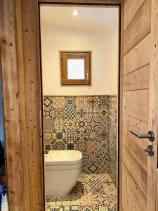 夏蒙尼-勃朗峰Gorgeous Mini-Chalet Chamonix的一间带卫生间和镜子的浴室