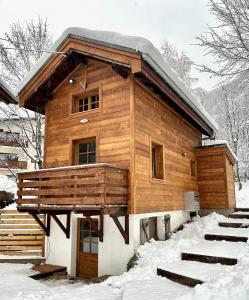 夏蒙尼-勃朗峰Gorgeous Mini-Chalet Chamonix的小木屋,地面上积雪