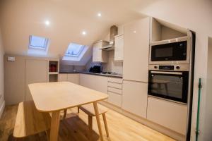 伦敦Luxury Fulham 3 bedroom Garden House的一间带桌子和微波炉的小厨房