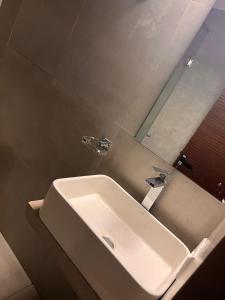 拉维尼亚山Zayn villa的浴室设有白色水槽和镜子