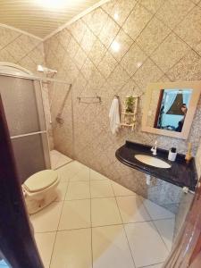 里约布兰科Aquiri Hostel的一间带卫生间、水槽和镜子的浴室