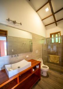 萨兰托Ecoresort Gran Azul的一间带水槽和卫生间的浴室