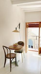 比利亚霍约萨Casa Petita, Villajoyosa的一间带桌椅和台灯的用餐室