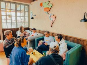 库斯科Viajero Kokopelli Cusco Hostel的一群人坐在餐馆的桌子旁