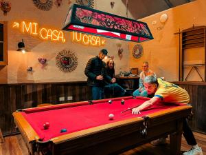 库斯科Viajero Kokopelli Cusco Hostel的男人在台球桌打台球