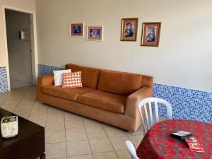 库里提巴Casa do Jardim的客厅配有棕色沙发和桌子