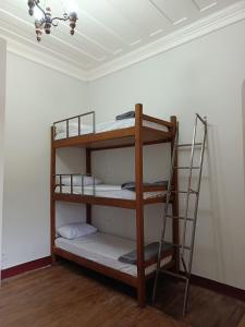 欧鲁普雷图É Hostel - Guesthouse的一间客房内配有两张双层床的房间