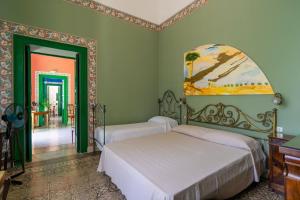 库特罗菲安诺Villa Sirgole 1897的绿墙客房内的两张床
