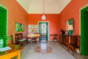 库特罗菲安诺Villa Sirgole 1897的客厅设有橙色墙壁和桌椅
