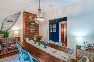 纳什维尔Charming Nashville Home with Fire Pit, Indoor Sauna!的一间带木桌和蓝色椅子的用餐室