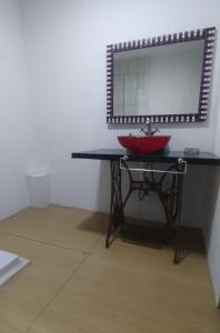维拉帕尔克西基曼Casa Hebe的一间带红色水槽和镜子的浴室