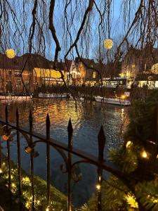 布鲁日Maison Amodio的享有河流美景,配有圣诞灯