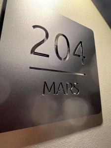 汉堡Sleephotels Cosmos的紧贴了标牌,标牌号为24个mars