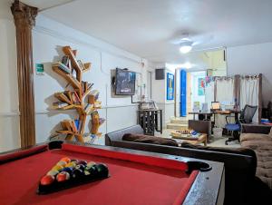 巴拿马城Hostal Yoha的客厅配有红色台球桌