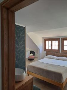 维纳德马Antigua Viña Bed and Breakfast的一间卧室配有一张床和浴缸