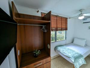 巴拿马城Hostal Yoha的一间带床和电视的小卧室