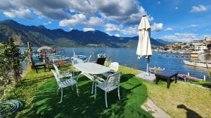 圣佩德罗拉拉古纳LA VILLA by luxury Attilan的桌椅、雨伞和湖泊