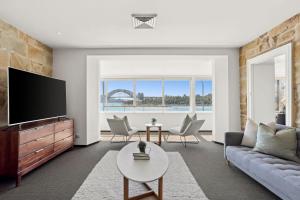 悉尼Balmain Wharf l 2 Bedroom Apartment的带沙发和电视的客厅