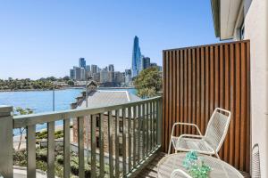 悉尼Balmain Wharf l 2 Bedroom Apartment的阳台配有两把椅子和一张桌子,享有城市美景。