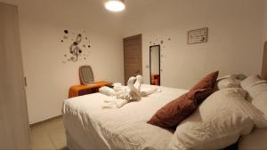 圣佩德罗拉拉古纳LA VILLA by luxury Attilan的卧室里设有一张床,上面有一只动物