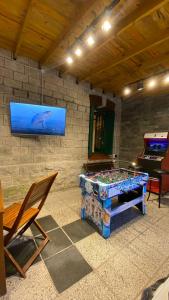 马德普拉塔Hotel Boutique Calash的一间设有乒乓球桌和电视的房间