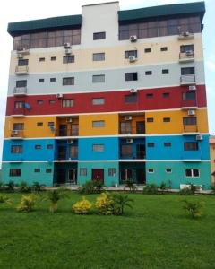伊巴丹Ibadan Serviced Apartments的多彩的建筑,有色彩缤纷的窗户