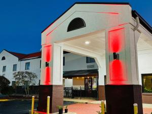 弗洛伍德弗洛伍德美国最佳酒店的前面有红色柱子的建筑