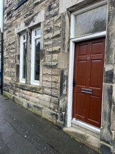 邓弗姆林Millhill St Dunfermline的砖楼边的红门