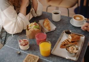 斯德哥尔摩Scandic GO, Upplandsgatan 4的餐桌上摆着早餐食品、咖啡和橙汁